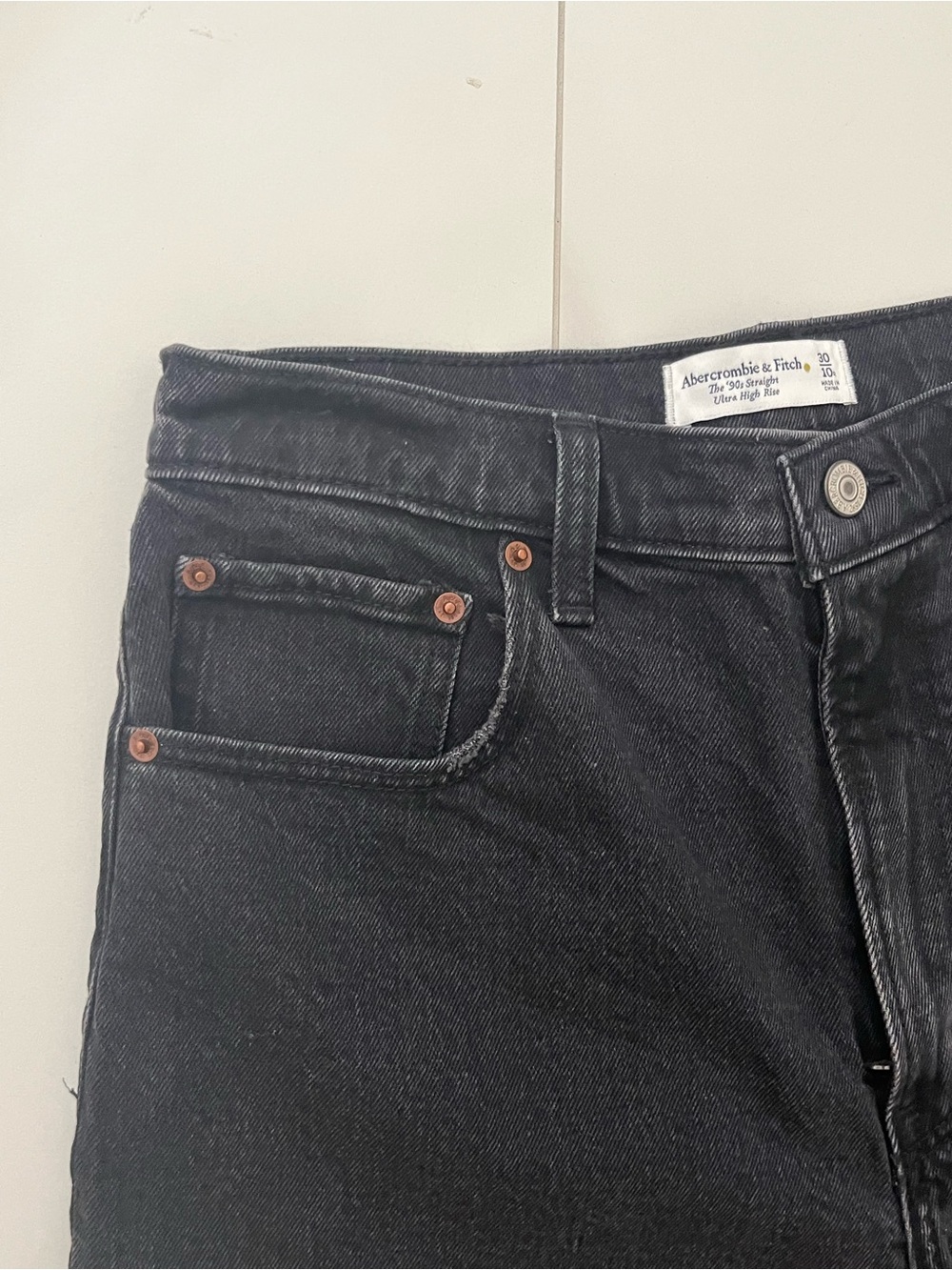 Abercrombie Denim + Leather Mixed Fabric Ultra High Rise
90s Straight Jean High - Picture 9 of 11